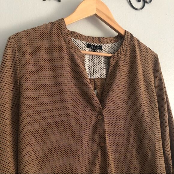 Antilia Femme dotted v-neck blouse NWOT size large - Picture 2 of 9